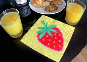 desayuno-romántico-zumo de naranja-naranjas-ribera-del-jucar-fresa